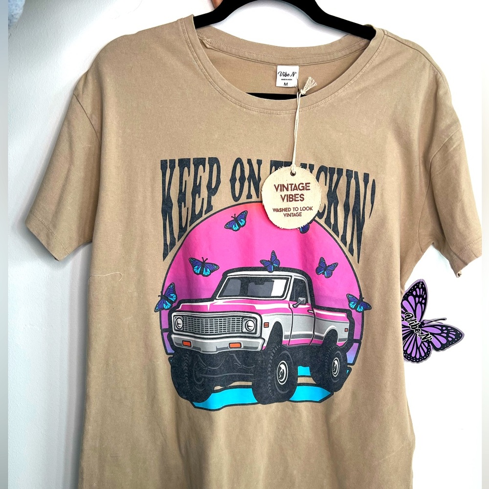 NWT WOMENS T-SHIRT KEEP ON TRUCKING SIZE M